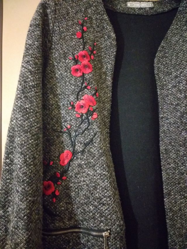 Cappottino grigio con ricamo floreale