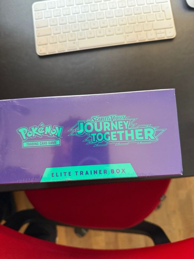 Pokémon Juntos Elite Trainer Box
version ingles