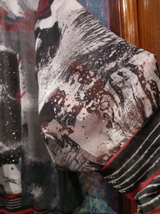 Blusa estampada gris y roja