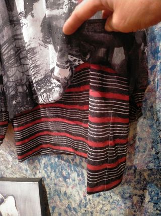 Blusa estampada gris y roja