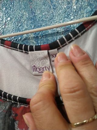 Blusa estampada gris y roja