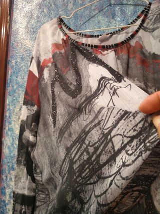 Blusa estampada gris y roja