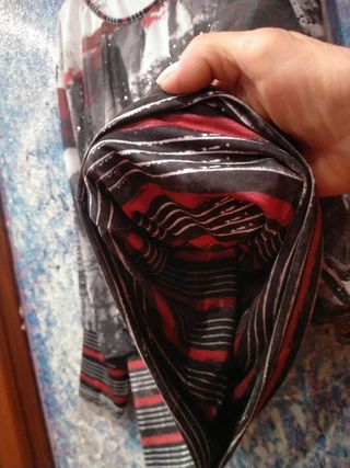 Blusa estampada gris y roja