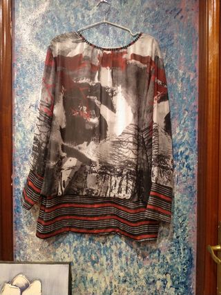 Blusa estampada gris y roja
