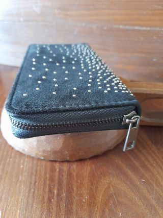Portafoglio nero, vellutino, con borchie