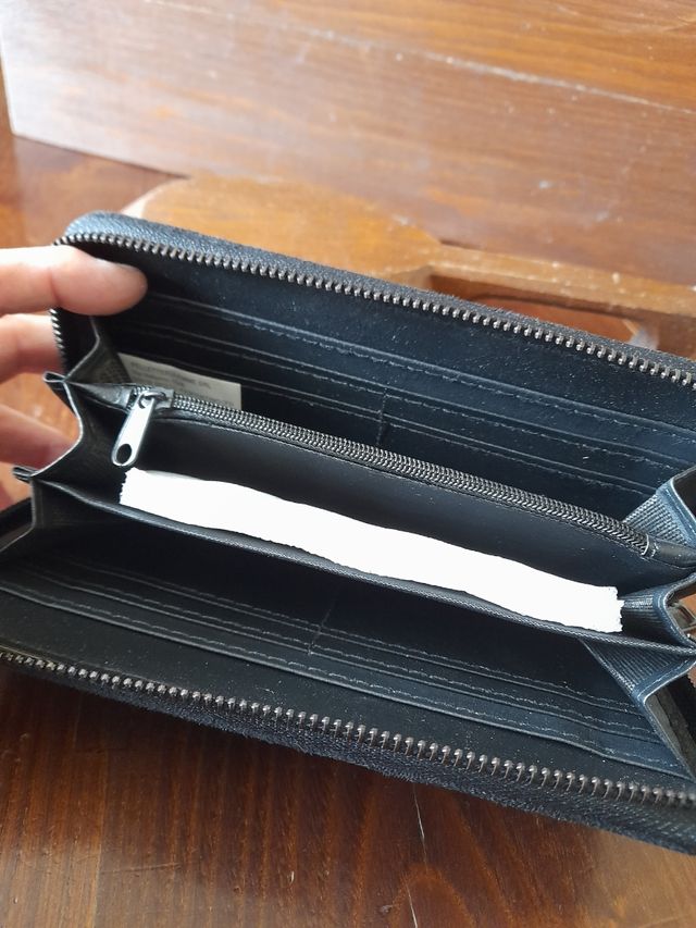 Portafoglio nero, vellutino, con borchie