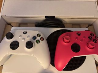 Xbox series s con dos mandos