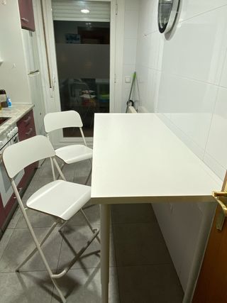 Mesa de cocina 1,60*0,70 cmts con 2 taburetes 