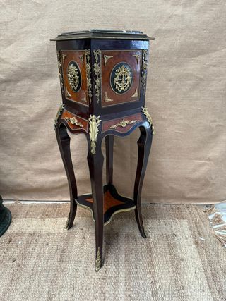 Pedestal estilo imperio con maderas combinadas