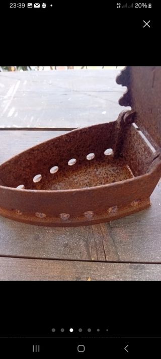 Ferro da stiro antico a carbone