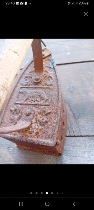 Ferro da stiro antico a carbone