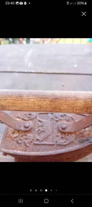 Ferro da stiro antico a carbone