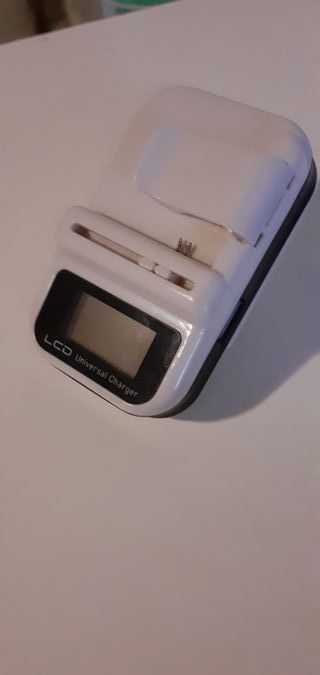 Carica batterie universale per fotocamere e cell