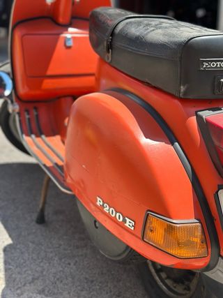 Vespa P 200E clásica