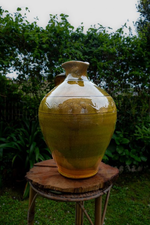 Vasija grande de barro esmaltada