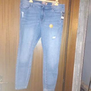 Jeans nuovo, dettagli nelle foto.