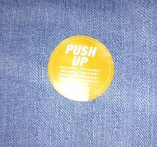 Jeans nuovo, dettagli nelle foto.