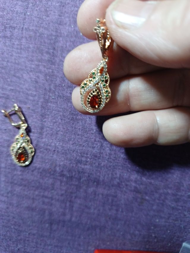 Pendientes largos chapados rubíes