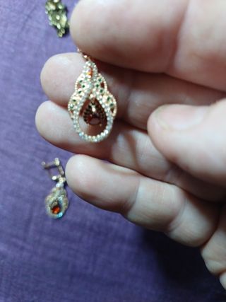 Pendientes largos chapados rubíes