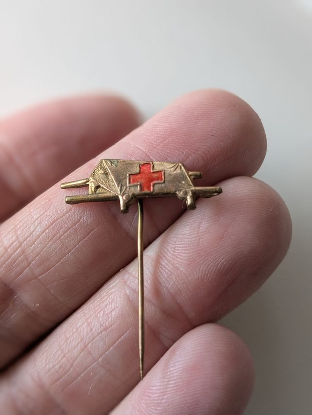 Pin Cruz Roja: Camilla militar