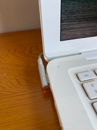 MacBook 6.1 2009 Blanco con cargador original