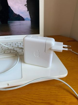 MacBook 6.1 2009 Blanco con cargador original