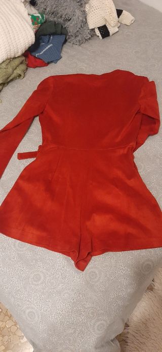 Mono burdeos Zara