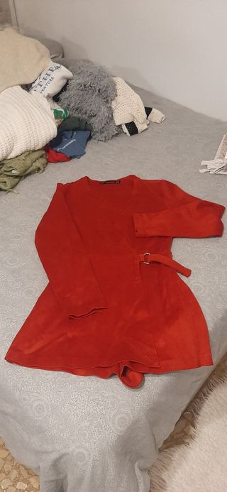 Mono burdeos Zara