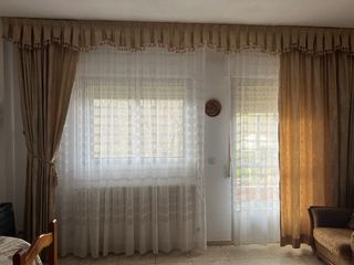 Cortinas beige y visillos blancos