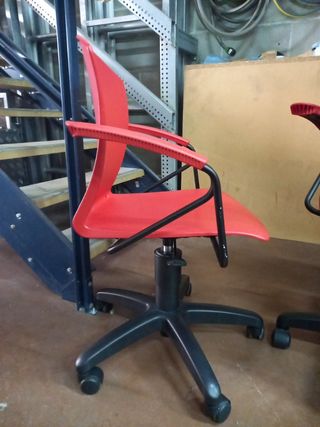 2 Sillas giratorias rojas oficina