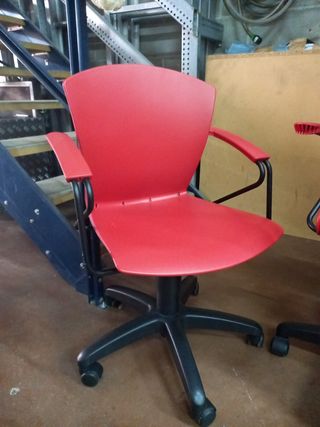 2 Sillas giratorias rojas oficina