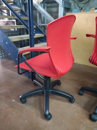 2 Sillas giratorias rojas oficina