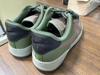 Zapatillas verdes y marrones
