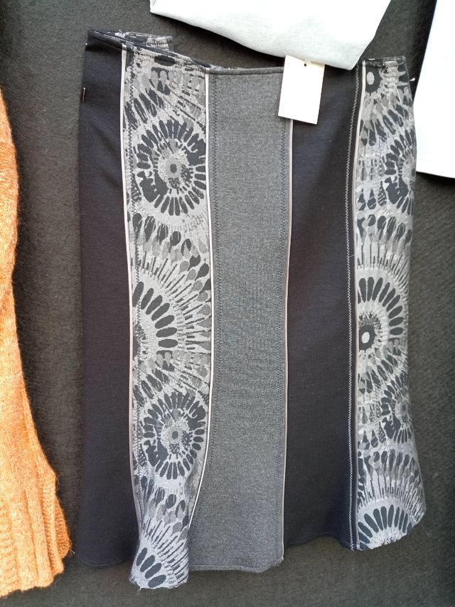 Falda midi elegante gris-negro