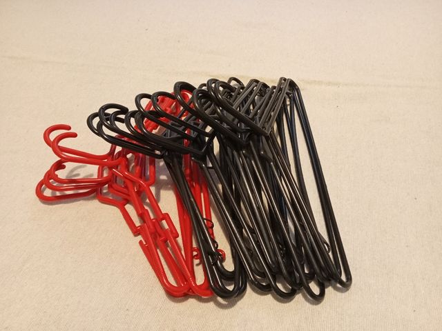 20 Perchas Plásticas - rojas y negras