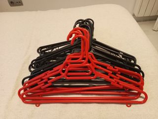 20 Perchas Plásticas - rojas y negras