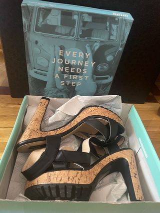 Sandalia tacón corcho, pulsera Mustang,caja origen