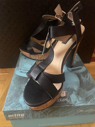 Sandalia tacón corcho, pulsera Mustang,caja origen