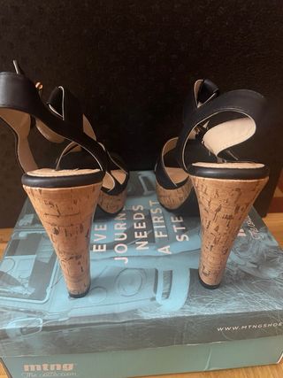 Sandalia tacón corcho, pulsera Mustang,caja origen