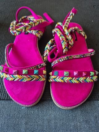 Sandalias planas atadas multicolor