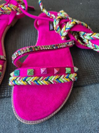 Sandalias planas atadas multicolor