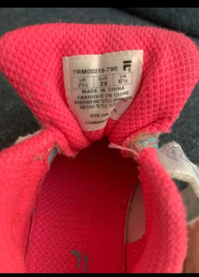 Zapatillas FILA niña multicolor! Dan poca talla. 