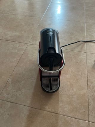 Cafetera Nespresso DeLonghi roja