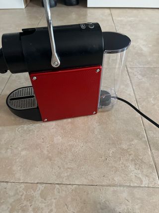 Cafetera Nespresso DeLonghi roja