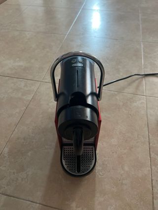 Cafetera Nespresso DeLonghi roja