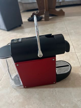 Cafetera Nespresso DeLonghi roja