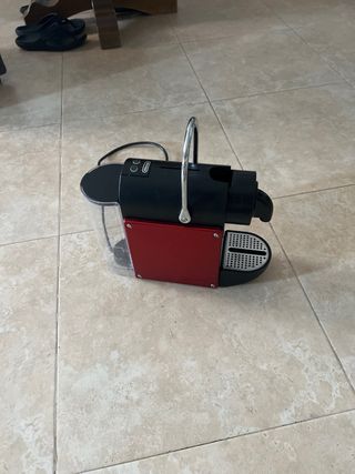 Cafetera Nespresso DeLonghi roja