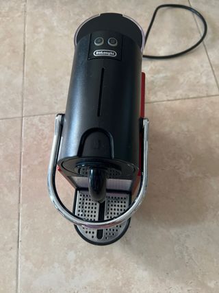 Cafetera Nespresso DeLonghi roja