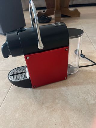 Cafetera Nespresso DeLonghi roja