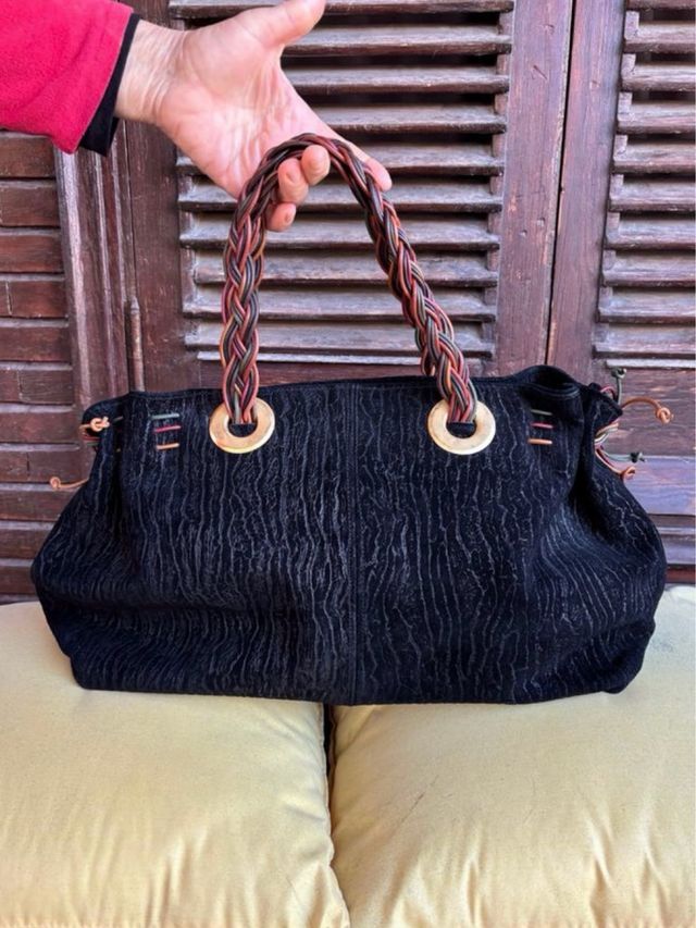 Bolso negro ante textura